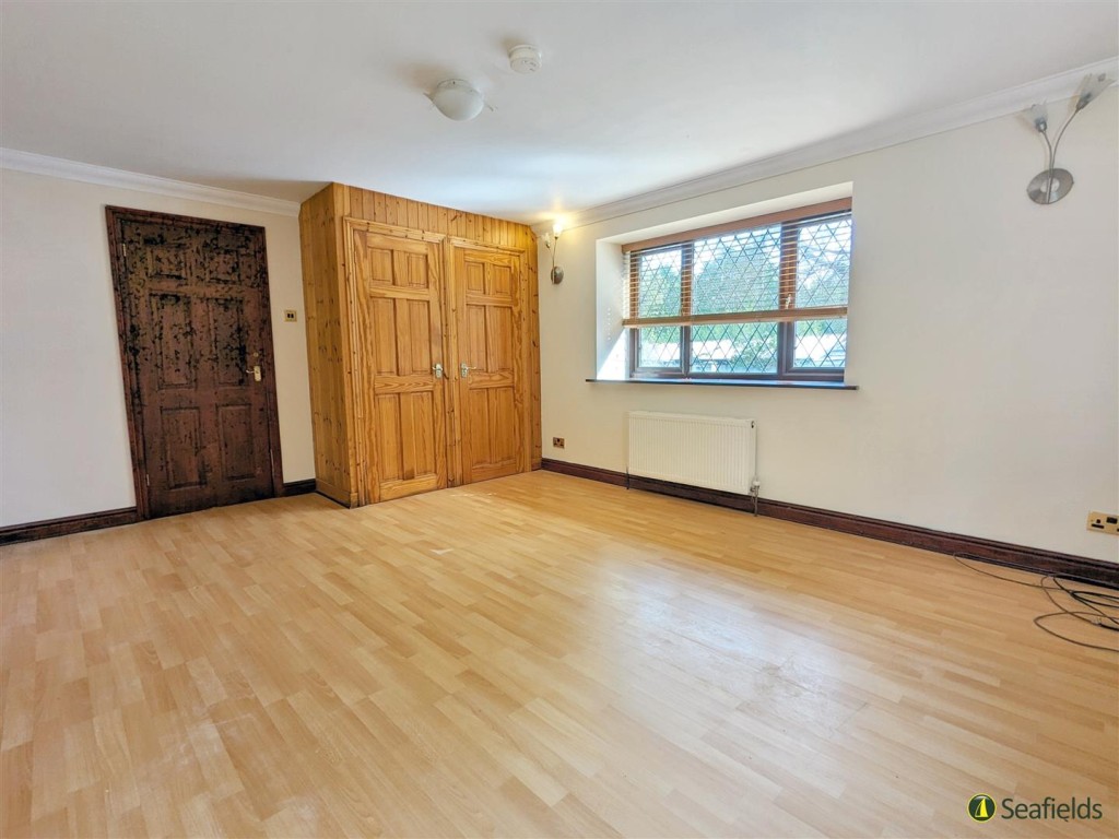 Lot: 115 - FREEHOLD DETACHED HOUSE FOR IMPROVEMENT AND BARN AND OUTBUILDINGS WITH POTENTIAL ON A PLOT CLOSE TO ONE AND A HALF ACRES - One of the Five Bedrooms